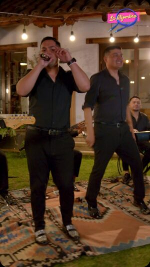 Martín Cárcamo Instagram - Para terminar el día bien arriba les dejo el HIT de @grupo_zumbale_primo en LA ALFOMBRA!! 🪘🎸🎹🕺🏻

“Cinco Minutos y Nada Más”. Pueden ver el capítulo completo con esta y más canciones en mi canal de YouTube. Link en mi bio ▶️

Besossss 😘😘😘😘😘

#laalfombra #zumbaleprimo #cumbia #musica #chile