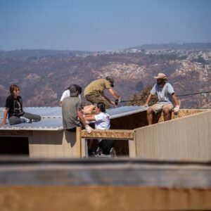 Martín Cárcamo Instagram - Hace unas semanas nos propusimos junto a @techochile juntar los recursos para las primeras 100 viviendas de emergencia para las familias afectadas en la V región.  Luego de 15 días de arduo trabajo en terreno con jóvenes voluntarios de todo Chile, podemos decir que se cumplió la primera meta, logrando entregar la vivienda numero 100 🙌

Esto no hubiera posible sin el apoyo de todos USTEDES quienes se han sumado a las campañas y, por supuesto, a los más de 500 voluntarios movilizados❤️

Pero esto no se acaba acá, la emergencia continúa, y son miles las familias que aún nos necesitan. La campaña #ARRIBACHILE sigue activa y los dejamos a todos invitados a sumarse para que ninguna familia quede sin una respuesta que les permita volver a levantarse.
UN GRAN ABRAZO, MUCHAS GRACIAS 😍