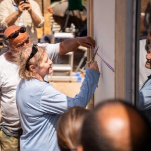 Martín Cárcamo Instagram - Hace unas semanas nos propusimos junto a @techochile juntar los recursos para las primeras 100 viviendas de emergencia para las familias afectadas en la V región.  Luego de 15 días de arduo trabajo en terreno con jóvenes voluntarios de todo Chile, podemos decir que se cumplió la primera meta, logrando entregar la vivienda numero 100 🙌

Esto no hubiera posible sin el apoyo de todos USTEDES quienes se han sumado a las campañas y, por supuesto, a los más de 500 voluntarios movilizados❤️

Pero esto no se acaba acá, la emergencia continúa, y son miles las familias que aún nos necesitan. La campaña #ARRIBACHILE sigue activa y los dejamos a todos invitados a sumarse para que ninguna familia quede sin una respuesta que les permita volver a levantarse.
UN GRAN ABRAZO, MUCHAS GRACIAS 😍