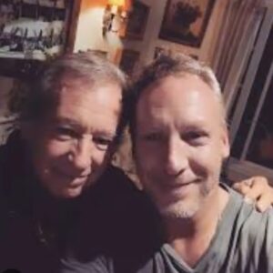 Martín Cárcamo Instagram - Muy feliz día Papa!!! ❤️ 
Apañador , genuino, unidor, increiblemente bueno para conversar, seco pa la talla, cariñoso, bueno para escuchar, ultra simpatico, contador de grandes historias, creador de nuevos mundos , el alma de la fiesta .. 
MI mejor amigo!! Gran suerte la mía tenerte de Padre .
Grande Memi !