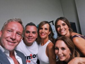 Martín Cárcamo Instagram - Ya estamos listos para #juntoschileselevanta 
VAMOS CON TODO CHILENOS ❤️🇨🇱

@dianaboloccof
@karendtv 
@marigodoyibanez 
@josemiguelvinuela