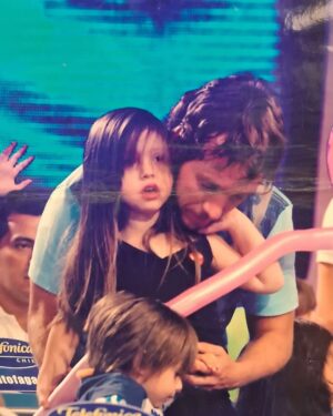 Martín Cárcamo Instagram - 17 años atras en el teatro Teletón con mis 2 hijos mayores❤️ .. Alfonsina y Luciano 
Muy lindos recuerdos 😃
@teleton_chile  #teletontodoslosdias #tbt
Que tengan un gran  jueves😍