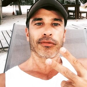 Martín Karpan Instagram - Este 2020 será un año especial...capicúa de dos dos...de estar juntos...cerca...unidos...con una V mayúscula de victoria en cada paso. si llegamos hasta aquí es porque nos lo ganamos. Merecido Feliz año !!!🤟🏼🎉🎉🎉🎉🎉