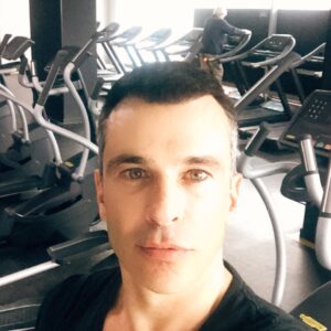 Martín Karpan Instagram - Que ni la lluvia ni los truenos detengan tu marcha. Si el cielo se oscurece, que brille tu mirada. Y cuando el frío penetre tus huesos, que tu corazón irradie el calor que necesitas para seguir adelante...🤟🏼
@spinningcentergym  #actitudspinningcenter