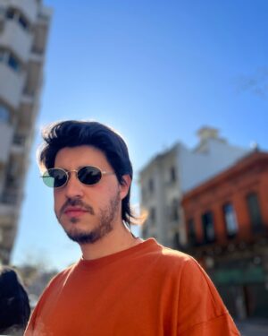 Martín Piroyansky Instagram - Se terminó el rodaje de la segunda de Porno y helado. Saqué muy pocas fotos pero encontré estas que funcionan como un pequeño resumen. Acabo de volver a bs as y ya los extraño a todos. Fue una paliza como nunca. Hasta me golpearon con la cámara y me dejaron un ojo en compota. Pero todo el tiempo fui feliz de poder filmar estas estupideces gigantes con el equipo más hermoso y talentoso.