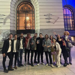 Martín Piroyansky Instagram - Estamos muy contentos!
Porno y helado ganó el cóndor a mejor serie de comedia. @nachitosaralegui ganó revelación masculina. @sofimorandi ganó mejor actriz de comedia y yo gané mejor actor de comedia. Gracias a todos los argentinos y uruguayos que participaron en la serie. Gracias a @navajofilms y @saladounltd por producir y gracias a @primevideolat por hacerlo posible.