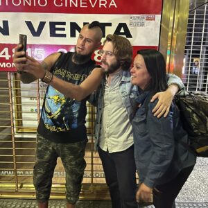 Martín Piroyansky Instagram - Estamos muy contentos!
Porno y helado ganó el cóndor a mejor serie de comedia. @nachitosaralegui ganó revelación masculina. @sofimorandi ganó mejor actriz de comedia y yo gané mejor actor de comedia. Gracias a todos los argentinos y uruguayos que participaron en la serie. Gracias a @navajofilms y @saladounltd por producir y gracias a @primevideolat por hacerlo posible.