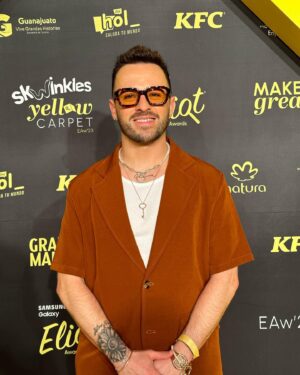 Martín Ricca Instagram - Una noche en los @eliotmedia 💛

Gracias @hm por vestirme 💗

#martinricca #martinriccaenmexico #2000sxsiempre #eliotawards #hmstudio  #pandora #premios #martinricca25años #musica #vida #andando #mexico🇲🇽 #argentina🇦🇷