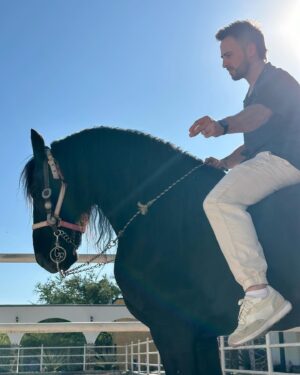 Martín Ricca Instagram - 🐎Romeo 

📍  @ranchojgf @cerritosxochitepec 

📷 @joeykiu 

#martinricca #martinriccaenmexico #rancho #caballo #bronco #miamigobronco #amigos #cuidenlosanimales #mexico🇲🇽 #argentina🇦🇷