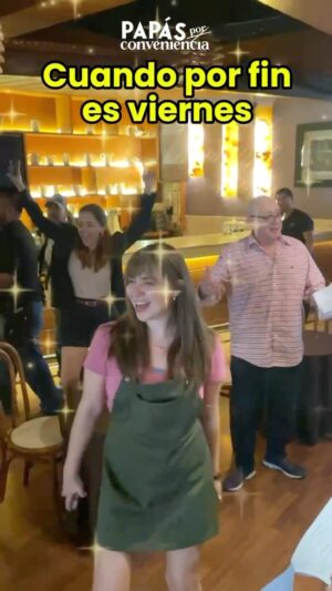 Martín Ricca Instagram - ¡Es viernes y en las grabaciones de #PapásPorConveniencia se sabe! 😁✨🎬 ¡Descríbenos tu actitud de viernes con emojis! 💃🕺🏻💫 

#ProducciónRosyOcampo #Familia  #DetrásDeCámaras #Telenovelas #PPC