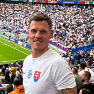 Martin Škrtel Instagram - Vie to byť náročné, ale milujem Vás 😀 #fans ❤️ #euro2024 ⚽️

SLOVENSKOOO 🇸🇰