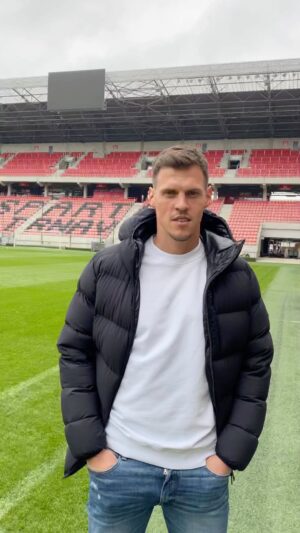 Martin Škrtel Instagram - 🔴⚫️ Z Liverpoolu cez Ráztočno, až do Trnavy 🫡 na najslávnejšie slovenské #DERBY ⏰ Nehľadaj výhovorky, prečo nie. V nedeľu potrebujeme každého, komu bije červeno-čírne ❤️🖤 
————————————————————————
LÍSTKY najrýchlejšou cestou cez odkaz v BIO 👉🏼 @spartak_sk 📌