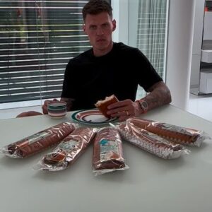 Martin Škrtel Instagram - Moje najobľúbenejšie sladké záviny 👌😉 Už je to nejaký čas, čo si na produktoch od PENAM pochutnávam, aj preto som rád, že vznikla táto spolupráca a môžem byť súčasťou ich limitovanej edície. 
Tiež si na nich idete? Rýchlo kupujte, kým nevypredajú 😀

#spolupráca #penam #ambasádor @penam_slovakia