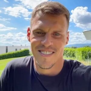 Martin Škrtel Instagram - ⌛️⏰ Martin Škrtel pozýva na 100-ročnicový zápas Spartaka proti slávnej Valencii 😍 LÍSTKY V PREDPREDAJI 👉🏼 bit.ly/100-rocnicovy-zapas-VSTUPENKY 👈🏼 alebo cez link v BIO či na webe Maxiticket.sk

🗓 22.7. by nemal na Štadióne Antona Malatinského chýbať žiadny červeno-čierny fanúšik 🔴⚫️ Oslavy 100. výročia klubu pokračujú, vezmite všetkých známych, fanúšikov športu, futbalu a poďme si spoločne užiť výnimočný večer, na ktorý sa bude ešte minimálne 100 rokov spomínať 🫶🏼🎉 

Privítame súpera, ktorý má za sebou v klubovej histórii úspechy nemalých rozmerov, slávna Valencia C.F 🇪🇸

#FCST #FCST1923 #MartinSkrtel #Skrtel