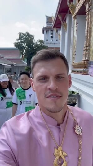Martin Škrtel Instagram - Tento týždeň som veľa cestoval ✈️, tak som sa rozhodol s Vami podeliť o nejaké moje zážitky z tohto týždňa ⚽️🤌🏻
……………………..
Took some flights this week✈️, thought I would share some of my experiences along the way ⚽️🤌🏻

#fcliverpool#dubai#travel#football#slovakia#martinskrtel