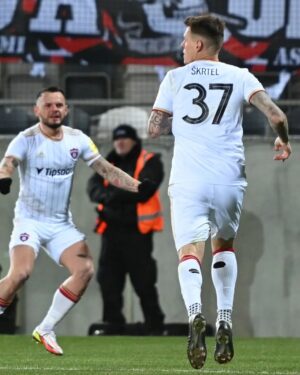 Martin Škrtel Instagram - 🔴⚫️ V poslednom vzájomnom zápase proti FC Košice sa strelecky presadil aj Martin Škrtel!

Išlo o jeho jediný presný zásah v našom drese a zároveň sa vďaka nemu stal vo veku 37 rokov, 2 mesiace a 14 dní najstarším strelcom v drese Spartaka! ❤️🖤

🎟 Nenechajte si ujsť zajtrajší vzájomný zápas a príďte chalanov povzbudiť priamo na štadión! Lístky dostupné na sieti maxiticket, v klubovom fanshope, alebo v deň zápasu na pokladni na štadióne ⚽️

📸 @lucasphotographyworld

#FCST #Spartak #Trnava #FCKošice #NikéLiga #MartinŠkrtel