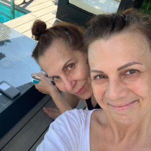 Martina Randová Instagram - S mojí milovanou Rézinou @janarezkovaofficial pohoda u bazénku. Mějte krásné slunečné dny. ❤️❤️☀️☀️☀️☀️