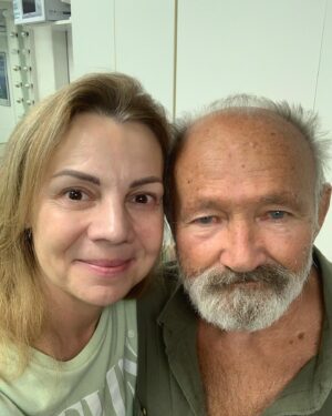 Martina Randová Instagram - Moji drazí. ❤️Teď se prostě potřebuju pochlubit: Mám selfie s Panem Hrušínským a vůbec jsem ho nemusela přemlouvat. S laskavostí sobě vlastní, se se mnou v ateliérech Ulice  @uliceserial  vyfotil. A já jsem taaaaaaaaaaaaaaakhle šťastná, protože je to nejen fantastický PAN herec, ale i úžasný, vtipný člověk. A já mám tu čest, že se s ním znám🙏🏻. A opět se mi potvrzuje, že ti nejlepší, jsou nejpokornější a nejslušnější lidé. Mám se v životě stále co učit. A je dobře, že mohu od těch nejlepších.  Tak, teď jsem se vyznala k úctě k panu Rudolfu Hrušínskému ml. a dám si to sem nastálo a ještě na příběh. 🩷🍀. A vám moc přeji, ať se setkáváte se samými slušnými, laskavými a empatickými lidmi. 🙏🏻🙏🏻🙏🏻