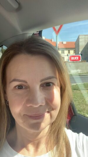 Martina Randová Instagram - Moji drazí. ❤️ Víte to někdo? Mám chuť natáčet videa z auta, ale nevím, jestli to jde? Určitě to někdo z vás bude vědět přesně. Poradíte mi,prosím?Děkuju moc a mějte se co nejlépe a ještě líp. 🙌🏻🙌🏻🙌🏻🙌🏻❤️😘🍀
Samozřejmě, že :  @uliceserial  @smazik_kladno