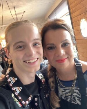 Martina Randová Instagram - Můj “ malý “ Hugoušek “ , tedy @matyas_svoboda_ mi pěkně vyrostl, co říkáte? Ale pořád je stejně milej, šikovnej a je s ním sranda na natáčení @ordinace2serial . Už se na vás celá rodina Švarců @martin_zounar_official  moc těšíme. Ovšem Darina @mahulena_bocanova_official se na nás těší už méně. Ale vy se těšte na nás všechny, pobavíte se. “ Válka nevěst “ začíná…….🤼‍♀️😂
