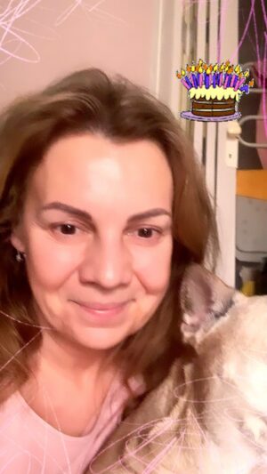 Martina Randová Instagram - Moji milí. ❤️ Moje Mína slaví na Apríla narozeniny. Dnes 1.4.2024 je jí 13 let.
A pak, že se buldočci dožívají nejvíce deseti let. Chachacha. Věřím,že máme před sebou ještě hodně společného času. Mějte se moc krásně a opatrujte se. P.s. Je na ní vidět,že jsem jí tím videem vyloženě potěšila. 😂😂😂