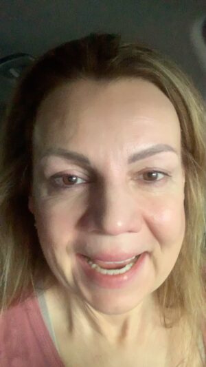Martina Randová Instagram - Moji drazí❤️ Chystáme s divadlem Jiřího Turka @jtpromotion.cz novou komedii a dnes jsme na ni fotili plakát. A ještě jsem byla poprvé umýt mé nové auto Opel GrandlandX, které jsem koupila kde jinde, než ve  @smazik_kladno ( mimochodem jezdí skvěle, je to 1,6.  a má 300koní. Moc nevím, co to znamená, ale má úžasnej “ odpich “, jak se říká. Do města super ). A mám na srdci takovou věc, se kterou bych se vám chtěla svěřit a tím si to i srovnat sama v sobě. Byla bych moc šťastná, kdyby byli k sobě lidé více tolerantní. Když mají nějaké osobní problémy, aby si je nevybíjeli na vás, moc bych si přála, abychom si sebe vážili, více se chápali, pomáhali si, byli empatičtější a když se k  někomu chováte slušně, aby se slušně choval i on k vám. Lépe se nám všem bude žít. ❤️🙌🏻 Jsem moc ráda, že vás mám a mohla jsem se vypovídat ze svých myšlenek, které se mi už delší dobou honí hlavou. A děkuji všem lidem kolem mě, kteří takoví jsou, je to štěstí, mít vás poblíž sebe. A vám, moji sledující i nesledující,  děkuji za všechny krásné zprávy, co mi posíláte. Opatrujte se a moc vám přeji, ať se máte co nejkrásněji. 🌺🌼🌻🌹💐🪻🌸🌷