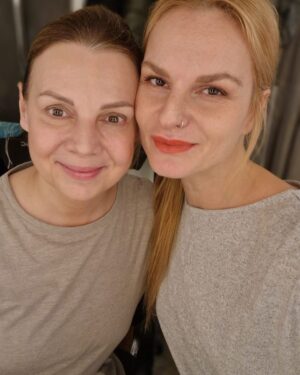 Martina Randová Instagram - Moji milí❤️ Prostě se s vámi musím podělit o moji velkou radost. Už mám zase mojí milovanou Ivušku @iva.pazderkova zpátky a opět začínáme hrát představení “ Třetí prst na levé ruce “. Je to pro nás srdcová záležitost a to představení pro vás,diváky,moc rády hrajeme. Dnes 25.4. jsme měli představení ve Studiu DVA na Malé scéně @studio.dva . Bylo to nádherný, měli jsme skvělý diváky a děkujeme za dlooooouhou děkovačku. 👏🏻👏🏻👏🏻👏🏻 Zítra 26.4. hrajeme v Trutnově,  3.5. v Novém Jičíně,  4.5. v Odrách,  20.5. opět v Praze ve Studiu DVA a  25.5. v Chlumci nad Cidlinou. Budeme moc rády, když se na nás přijdete podívat. A Ivušce chci poděkovat za to,že ji mám ve svém životě a srdci už navždycky. Je totiž úžasná nejen jako člověk, ale i jako herečka. A v našem představení je naprosto dokonalá. No, však sami uvidíte, když za námi přijdete…..❤️❤️❤️❤️❤️❤️❤️ Mějte se co nejkrásněji to jen jde a opatrujte se. 🙌🏻 🍀💋❤️