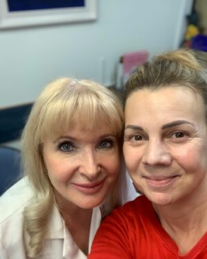 Martina Randová Instagram - Moji nejmilejší ❤️. Je mi 52 let a už od 30 let mám na čele neskutečný vrásky. Díky pořadu “ O 10 let mladší “, který jsem moderovala, jsem se seznámila s úžasnou Martičkou Moidlovou @martamoidlova , která mi od těch mých kráterů na čele pomáhá. Vrásky od smíchu mi ale zůstávají, ty “mazat” nechceme. Vůbec se tím netajím, naopak chci dát všem vědět, jak moc mi to pomohlo na moje sebevědomí. Proto, pokud vám nedělá dobře, že máte to či ono, nebo nemáte to či ono.…( však každý víme,co nám na sobě vadí ) a dá se s tím něco dělat, za sebe osobně vřele doporučuji si nechat pomoci. A @laserplastic je profesionální klinika plná vynikajících odborníků úplně na všechno. Vím, že se mnou nebudete mnozí souhlasit, ale mně to vážně  MÓÓÓC POMOHLO💃💃💃 Jupí. Mějte se co nejkrásněji a opatrujte se. ❤️