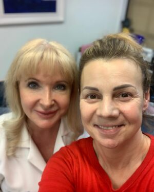 Martina Randová Instagram - Moji nejmilejší ❤️. Je mi 52 let a už od 30 let mám na čele neskutečný vrásky. Díky pořadu “ O 10 let mladší “, který jsem moderovala, jsem se seznámila s úžasnou Martičkou Moidlovou @martamoidlova , která mi od těch mých kráterů na čele pomáhá. Vrásky od smíchu mi ale zůstávají, ty “mazat” nechceme. Vůbec se tím netajím, naopak chci dát všem vědět, jak moc mi to pomohlo na moje sebevědomí. Proto, pokud vám nedělá dobře, že máte to či ono, nebo nemáte to či ono.…( však každý víme,co nám na sobě vadí ) a dá se s tím něco dělat, za sebe osobně vřele doporučuji si nechat pomoci. A @laserplastic je profesionální klinika plná vynikajících odborníků úplně na všechno. Vím, že se mnou nebudete mnozí souhlasit, ale mně to vážně  MÓÓÓC POMOHLO💃💃💃 Jupí. Mějte se co nejkrásněji a opatrujte se. ❤️