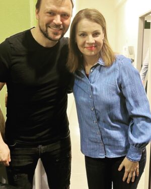 Martina Randová Instagram - Na natáčení s Tomášem @ufa17 . Ti nejlepší jsou prostě ti nejnormálnější. A Tomáš byl úžasnej nejen jako člověk, ale i jako herecký kolega na place. 👏🏻👏🏻👏🏻Moc díky za setkání . 🙏🏻 A vy,naši milí diváci, se na nás dívejte @uliceserial , protože mi pro vás točíme moc moc moc rádi. ❤️ Opatrujte se ❤️❤️🙌🏻