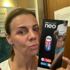 Martina Randová Instagram - Moji milí, jestli chcete mít tahle krásně vypracované bříško, zkuste tento přístroj. V Laser plastic  @klinikalaserplastic  se vám budou věnovat ti nejlepší lékaři a nebudete muset dřít v posilovně. Všechny informace vám dají na tel.čísle:  420724860082 a tam vás také objednají. Adresa Kliniky LaserPlastic je: Platnéřská 11, Praha 1.
Jsou tam opravdu všichni nesmírně milí a profesionální. Dnes jsem tam byla a opravdu doporučuji 🙌🏻 Mějte se co nejlépe, opatrujte se a posílám vám všem pusu. 💁‍♀️💋💋💋💋💋💋💋💋💋💋