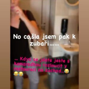Martina Randová Instagram - Moji milí❣️Dnes jsem byla s Adélkou🥰 @adela_gondikova na obědě a pak jsem měla zubaře. Čistit si zuby na veřejném záchodě byl vždycky můj sen. Chichi.  P.s. Bylo to mooooc fajn. S Adélkou se pořád smějeme. Je to zdravý. Tak vám moc přeju,ať máte toho smíchu v životě co nejvíc.❤️