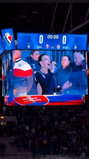 Martina Schindlerová Instagram - Spievala som slovenskú hymnu pred prvým domácim hokejovým zápasom Slovanu s Košicami, a bol to pre mňa úžasný zážitok spievať našu hymnu spolu s plným štadiónom divákov. 

Užila som si aj našu hymnu, aj atmosféru na zápase💘. 

Milujem, keď ľudia takto spolu svorne fandia🙏.

Šport aj umenie spája ľudí, zdieľajú emócie, možu sa vykričať, a pritom zrelaxujú. A tiež je to aj nervák, ale to je na tom to krásne 🥰.

Mala som spievať hymnu aj pred druhým domácim zápasom Slovanu s Košicami, ale v sobotu sa narýchlo prišlo na to, že existuje povera, že keď spieva ten istý spevák hymnu dvakrát po sebe, prináša to domácemu klubu smolu. 

Slovan síce prehral, ale teda nemôže to byť na mňa :), a nevadí, tešíme sa na ďalšiu sezónu 🩵…

#slovenskahymna 🤍💙❤️
9.500 divákov
🏒 zápas  @skslovanbratislava ⚔️ @hckosiceofficial 

#grateful