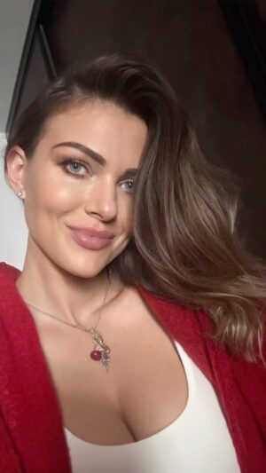 Martina Schindlerová Instagram - Keby ste vedeli, koľkokrát som v živote bola kritizovaná, že som málo ženská 😏. 
Lebo ževraj “pravá žena” je skôr tichá, submisívna, poslušná. Hmm 😊… 
Cítim sa žensky, aj keď nie som tichá, ani submisívna, a uživam si svoju ženskosť stále viac ❤️. 
Ženy sú silné. Krásny medzinárodny deň žien 😘.

#mdz