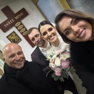 Martina Schindlerová Instagram - Zo svadby mojej sestry, 5 mesiacov po ich zoznámení 
🦢🦢💕

Love is the answer.

@marianamaria_ana 
@wlado82333
@marcelboris79
