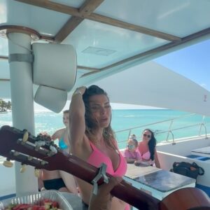 Martina Schindlerová Instagram - 🎸🛥️🌊🌞🌴
#standbyme 

@sharky_vylety 
#saonaisland 
#dominicanrepublic🇩🇴