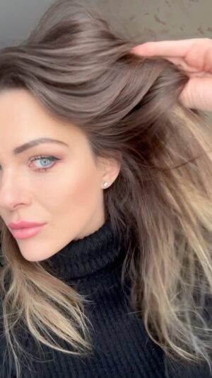 Martina Schindlerová Instagram - Konečne olejová kúra na vlasy, po ktorej sú vlasy do hĺbky vyživené a ostane im aj objem👌🏻🥥👑.

Coconut hair treatment

@prirodnyraj 

#haircare