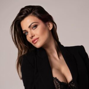Martina Schindlerová Instagram - Májová akcia ANNA BRANDEJS 👌🏻🥰

1. akákoľvek skincare / haircare nad 100 Euro ➡️ kozmetická taška AB ako darček

2. výživový doplnok Beautiful Hair ➡️ šampón AB ako darček

@annabrandejs_czsk 
 #eshop 
www.annabrandejs.sk

📸 @musa_art_photo_studio 
@lifestyle_by_kathy