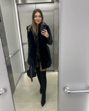Martina Schindlerová Instagram - Zajtra ráno sa vidíme v Ranných novinách 
na @tvjoj 💋💁‍♀️.

#povedzmi 🎤🎸