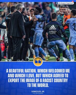Martiño Rivas Instagram - La primera vez que presencié un acto grupal de racismo fue en A Coruña. Era probablemente el año 93. El Celta de Vigo jugaba en Riazor, y cada vez que Vicente Engonga tocaba la pelota el estadio irrumpía en abucheos. Recuerdo preguntar al señor que tenía al lado cuál era el motivo de aquel ensañamiento colectivo, y perplejo escuché la naturalidad con la que aquel adulto respondió: porque es negro. Este episodio no fue una excepción. A lo largo de los años en Riazor volvería a escuchar insultos racistas: Roberto Carlos, Marcelo, Makelele, Etoo y muchos más. 
Comienzo con mi club, mi estadio y mi ciudad (espada, faro, escudo y antemural de todo lo que quiero) porque sería impresentable por mi parte denunciar lo acontecido en Mestalla sin empezar con mi propia casa. 
Hoy, en medios del mundo entero, España es retratada como un país permisivo y cómplice con el racismo y la xenofobia. ¿Hasta cuando Luis Rubiales y Javier Tebas van a seguir degustando tentempiés mientras esto sucede? Me refiero a medidas contundentes y sanciones acorde con la gravedad de los hechos, no ridículas multas económicas ¿En el momento en que la imagen de un país entero se ve mancillada internacionalmente no debería interceder el gobierno? ¿No es un hecho tan despreciable asunto de Estado?
Si no le pides al sujeto de al lado que cese sus gritos racistas, eres cómplice. Si como jugador local no le reprochas a tus aficionados su falta de humanidad, eres cómplice. Si no manifiestas tu desaprobación y tu indignación por tener que presenciar tales actos de crueldad, eres cómplice. Hoy, la federación española de futbol, la liga, España y nosotr@s somos cómplices. 

@rfef @javier.tebas @laliga @sanchezcastejon @culturagob @rcdeportivo @riazororg @fifa @uefa_official