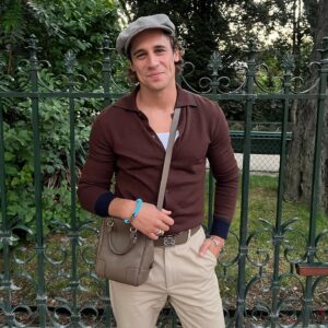 Martiño Rivas Instagram - 1-. Xeitosos of the World Ambassador
2-. Transporte público sempre
3-. El peor lateral derecho de la historia junto al mejor lateral derecho de la historia. Polos opuestos se atraen.