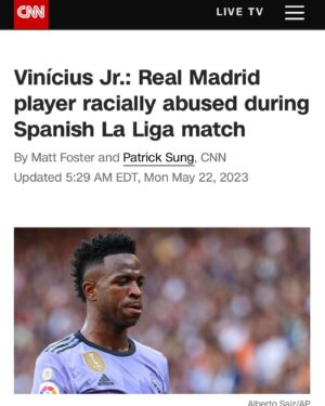 Martiño Rivas Instagram - La primera vez que presencié un acto grupal de racismo fue en A Coruña. Era probablemente el año 93. El Celta de Vigo jugaba en Riazor, y cada vez que Vicente Engonga tocaba la pelota el estadio irrumpía en abucheos. Recuerdo preguntar al señor que tenía al lado cuál era el motivo de aquel ensañamiento colectivo, y perplejo escuché la naturalidad con la que aquel adulto respondió: porque es negro. Este episodio no fue una excepción. A lo largo de los años en Riazor volvería a escuchar insultos racistas: Roberto Carlos, Marcelo, Makelele, Etoo y muchos más. 
Comienzo con mi club, mi estadio y mi ciudad (espada, faro, escudo y antemural de todo lo que quiero) porque sería impresentable por mi parte denunciar lo acontecido en Mestalla sin empezar con mi propia casa. 
Hoy, en medios del mundo entero, España es retratada como un país permisivo y cómplice con el racismo y la xenofobia. ¿Hasta cuando Luis Rubiales y Javier Tebas van a seguir degustando tentempiés mientras esto sucede? Me refiero a medidas contundentes y sanciones acorde con la gravedad de los hechos, no ridículas multas económicas ¿En el momento en que la imagen de un país entero se ve mancillada internacionalmente no debería interceder el gobierno? ¿No es un hecho tan despreciable asunto de Estado?
Si no le pides al sujeto de al lado que cese sus gritos racistas, eres cómplice. Si como jugador local no le reprochas a tus aficionados su falta de humanidad, eres cómplice. Si no manifiestas tu desaprobación y tu indignación por tener que presenciar tales actos de crueldad, eres cómplice. Hoy, la federación española de futbol, la liga, España y nosotr@s somos cómplices. 

@rfef @javier.tebas @laliga @sanchezcastejon @culturagob @rcdeportivo @riazororg @fifa @uefa_official