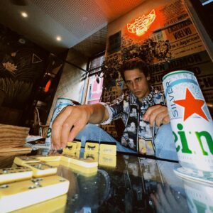 Martiño Rivas Instagram - Photodump de otro finde en mi vida y #sorprendentementesuave:
1-. Pretendo saber las reglas del dominó, no sin mi #HeinekenSilver.
2-. Compro 8 DVDs que nunca voy a ver.
3-. A falta de playa, buena es piscina. A falta de piscina, buena es terraza..
4-. Voy de un punto A a un punto B.

@heineken_es *publi #Consumeconresponsabilidad