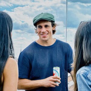 Martiño Rivas Instagram - Photodump de otro finde en mi vida y #sorprendentementesuave:
1-. Pretendo saber las reglas del dominó, no sin mi #HeinekenSilver.
2-. Compro 8 DVDs que nunca voy a ver.
3-. A falta de playa, buena es piscina. A falta de piscina, buena es terraza..
4-. Voy de un punto A a un punto B.

@heineken_es *publi #Consumeconresponsabilidad