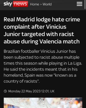 Martiño Rivas Instagram - La primera vez que presencié un acto grupal de racismo fue en A Coruña. Era probablemente el año 93. El Celta de Vigo jugaba en Riazor, y cada vez que Vicente Engonga tocaba la pelota el estadio irrumpía en abucheos. Recuerdo preguntar al señor que tenía al lado cuál era el motivo de aquel ensañamiento colectivo, y perplejo escuché la naturalidad con la que aquel adulto respondió: porque es negro. Este episodio no fue una excepción. A lo largo de los años en Riazor volvería a escuchar insultos racistas: Roberto Carlos, Marcelo, Makelele, Etoo y muchos más. 
Comienzo con mi club, mi estadio y mi ciudad (espada, faro, escudo y antemural de todo lo que quiero) porque sería impresentable por mi parte denunciar lo acontecido en Mestalla sin empezar con mi propia casa. 
Hoy, en medios del mundo entero, España es retratada como un país permisivo y cómplice con el racismo y la xenofobia. ¿Hasta cuando Luis Rubiales y Javier Tebas van a seguir degustando tentempiés mientras esto sucede? Me refiero a medidas contundentes y sanciones acorde con la gravedad de los hechos, no ridículas multas económicas ¿En el momento en que la imagen de un país entero se ve mancillada internacionalmente no debería interceder el gobierno? ¿No es un hecho tan despreciable asunto de Estado?
Si no le pides al sujeto de al lado que cese sus gritos racistas, eres cómplice. Si como jugador local no le reprochas a tus aficionados su falta de humanidad, eres cómplice. Si no manifiestas tu desaprobación y tu indignación por tener que presenciar tales actos de crueldad, eres cómplice. Hoy, la federación española de futbol, la liga, España y nosotr@s somos cómplices. 

@rfef @javier.tebas @laliga @sanchezcastejon @culturagob @rcdeportivo @riazororg @fifa @uefa_official