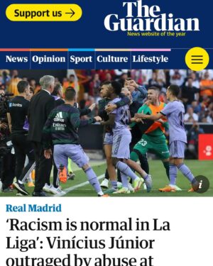 Martiño Rivas Instagram - La primera vez que presencié un acto grupal de racismo fue en A Coruña. Era probablemente el año 93. El Celta de Vigo jugaba en Riazor, y cada vez que Vicente Engonga tocaba la pelota el estadio irrumpía en abucheos. Recuerdo preguntar al señor que tenía al lado cuál era el motivo de aquel ensañamiento colectivo, y perplejo escuché la naturalidad con la que aquel adulto respondió: porque es negro. Este episodio no fue una excepción. A lo largo de los años en Riazor volvería a escuchar insultos racistas: Roberto Carlos, Marcelo, Makelele, Etoo y muchos más. 
Comienzo con mi club, mi estadio y mi ciudad (espada, faro, escudo y antemural de todo lo que quiero) porque sería impresentable por mi parte denunciar lo acontecido en Mestalla sin empezar con mi propia casa. 
Hoy, en medios del mundo entero, España es retratada como un país permisivo y cómplice con el racismo y la xenofobia. ¿Hasta cuando Luis Rubiales y Javier Tebas van a seguir degustando tentempiés mientras esto sucede? Me refiero a medidas contundentes y sanciones acorde con la gravedad de los hechos, no ridículas multas económicas ¿En el momento en que la imagen de un país entero se ve mancillada internacionalmente no debería interceder el gobierno? ¿No es un hecho tan despreciable asunto de Estado?
Si no le pides al sujeto de al lado que cese sus gritos racistas, eres cómplice. Si como jugador local no le reprochas a tus aficionados su falta de humanidad, eres cómplice. Si no manifiestas tu desaprobación y tu indignación por tener que presenciar tales actos de crueldad, eres cómplice. Hoy, la federación española de futbol, la liga, España y nosotr@s somos cómplices. 

@rfef @javier.tebas @laliga @sanchezcastejon @culturagob @rcdeportivo @riazororg @fifa @uefa_official