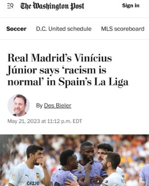 Martiño Rivas Instagram - La primera vez que presencié un acto grupal de racismo fue en A Coruña. Era probablemente el año 93. El Celta de Vigo jugaba en Riazor, y cada vez que Vicente Engonga tocaba la pelota el estadio irrumpía en abucheos. Recuerdo preguntar al señor que tenía al lado cuál era el motivo de aquel ensañamiento colectivo, y perplejo escuché la naturalidad con la que aquel adulto respondió: porque es negro. Este episodio no fue una excepción. A lo largo de los años en Riazor volvería a escuchar insultos racistas: Roberto Carlos, Marcelo, Makelele, Etoo y muchos más. 
Comienzo con mi club, mi estadio y mi ciudad (espada, faro, escudo y antemural de todo lo que quiero) porque sería impresentable por mi parte denunciar lo acontecido en Mestalla sin empezar con mi propia casa. 
Hoy, en medios del mundo entero, España es retratada como un país permisivo y cómplice con el racismo y la xenofobia. ¿Hasta cuando Luis Rubiales y Javier Tebas van a seguir degustando tentempiés mientras esto sucede? Me refiero a medidas contundentes y sanciones acorde con la gravedad de los hechos, no ridículas multas económicas ¿En el momento en que la imagen de un país entero se ve mancillada internacionalmente no debería interceder el gobierno? ¿No es un hecho tan despreciable asunto de Estado?
Si no le pides al sujeto de al lado que cese sus gritos racistas, eres cómplice. Si como jugador local no le reprochas a tus aficionados su falta de humanidad, eres cómplice. Si no manifiestas tu desaprobación y tu indignación por tener que presenciar tales actos de crueldad, eres cómplice. Hoy, la federación española de futbol, la liga, España y nosotr@s somos cómplices. 

@rfef @javier.tebas @laliga @sanchezcastejon @culturagob @rcdeportivo @riazororg @fifa @uefa_official