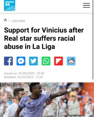Martiño Rivas Instagram - La primera vez que presencié un acto grupal de racismo fue en A Coruña. Era probablemente el año 93. El Celta de Vigo jugaba en Riazor, y cada vez que Vicente Engonga tocaba la pelota el estadio irrumpía en abucheos. Recuerdo preguntar al señor que tenía al lado cuál era el motivo de aquel ensañamiento colectivo, y perplejo escuché la naturalidad con la que aquel adulto respondió: porque es negro. Este episodio no fue una excepción. A lo largo de los años en Riazor volvería a escuchar insultos racistas: Roberto Carlos, Marcelo, Makelele, Etoo y muchos más. 
Comienzo con mi club, mi estadio y mi ciudad (espada, faro, escudo y antemural de todo lo que quiero) porque sería impresentable por mi parte denunciar lo acontecido en Mestalla sin empezar con mi propia casa. 
Hoy, en medios del mundo entero, España es retratada como un país permisivo y cómplice con el racismo y la xenofobia. ¿Hasta cuando Luis Rubiales y Javier Tebas van a seguir degustando tentempiés mientras esto sucede? Me refiero a medidas contundentes y sanciones acorde con la gravedad de los hechos, no ridículas multas económicas ¿En el momento en que la imagen de un país entero se ve mancillada internacionalmente no debería interceder el gobierno? ¿No es un hecho tan despreciable asunto de Estado?
Si no le pides al sujeto de al lado que cese sus gritos racistas, eres cómplice. Si como jugador local no le reprochas a tus aficionados su falta de humanidad, eres cómplice. Si no manifiestas tu desaprobación y tu indignación por tener que presenciar tales actos de crueldad, eres cómplice. Hoy, la federación española de futbol, la liga, España y nosotr@s somos cómplices. 

@rfef @javier.tebas @laliga @sanchezcastejon @culturagob @rcdeportivo @riazororg @fifa @uefa_official