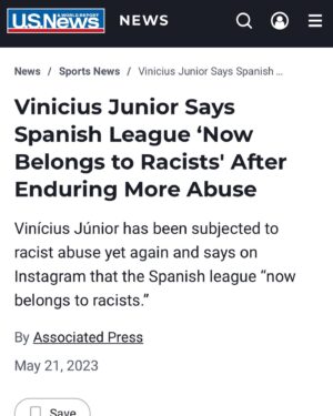 Martiño Rivas Instagram - La primera vez que presencié un acto grupal de racismo fue en A Coruña. Era probablemente el año 93. El Celta de Vigo jugaba en Riazor, y cada vez que Vicente Engonga tocaba la pelota el estadio irrumpía en abucheos. Recuerdo preguntar al señor que tenía al lado cuál era el motivo de aquel ensañamiento colectivo, y perplejo escuché la naturalidad con la que aquel adulto respondió: porque es negro. Este episodio no fue una excepción. A lo largo de los años en Riazor volvería a escuchar insultos racistas: Roberto Carlos, Marcelo, Makelele, Etoo y muchos más. 
Comienzo con mi club, mi estadio y mi ciudad (espada, faro, escudo y antemural de todo lo que quiero) porque sería impresentable por mi parte denunciar lo acontecido en Mestalla sin empezar con mi propia casa. 
Hoy, en medios del mundo entero, España es retratada como un país permisivo y cómplice con el racismo y la xenofobia. ¿Hasta cuando Luis Rubiales y Javier Tebas van a seguir degustando tentempiés mientras esto sucede? Me refiero a medidas contundentes y sanciones acorde con la gravedad de los hechos, no ridículas multas económicas ¿En el momento en que la imagen de un país entero se ve mancillada internacionalmente no debería interceder el gobierno? ¿No es un hecho tan despreciable asunto de Estado?
Si no le pides al sujeto de al lado que cese sus gritos racistas, eres cómplice. Si como jugador local no le reprochas a tus aficionados su falta de humanidad, eres cómplice. Si no manifiestas tu desaprobación y tu indignación por tener que presenciar tales actos de crueldad, eres cómplice. Hoy, la federación española de futbol, la liga, España y nosotr@s somos cómplices. 

@rfef @javier.tebas @laliga @sanchezcastejon @culturagob @rcdeportivo @riazororg @fifa @uefa_official