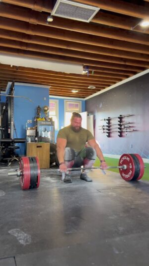 Martins Licis Instagram - Some days just grind… but weight goes 🤪 935lbs 425kg … other days… weight also grinds. It’s that time of prep.

@reignbodyfuel 
@sbdapparel 
@barbellapparel 
@321podium 
@wreckitgym ked